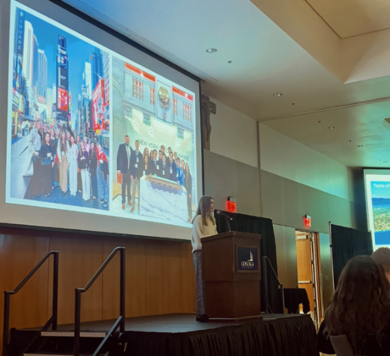 Un homme étreint son père tandis que sa mère et sa sœur regardent